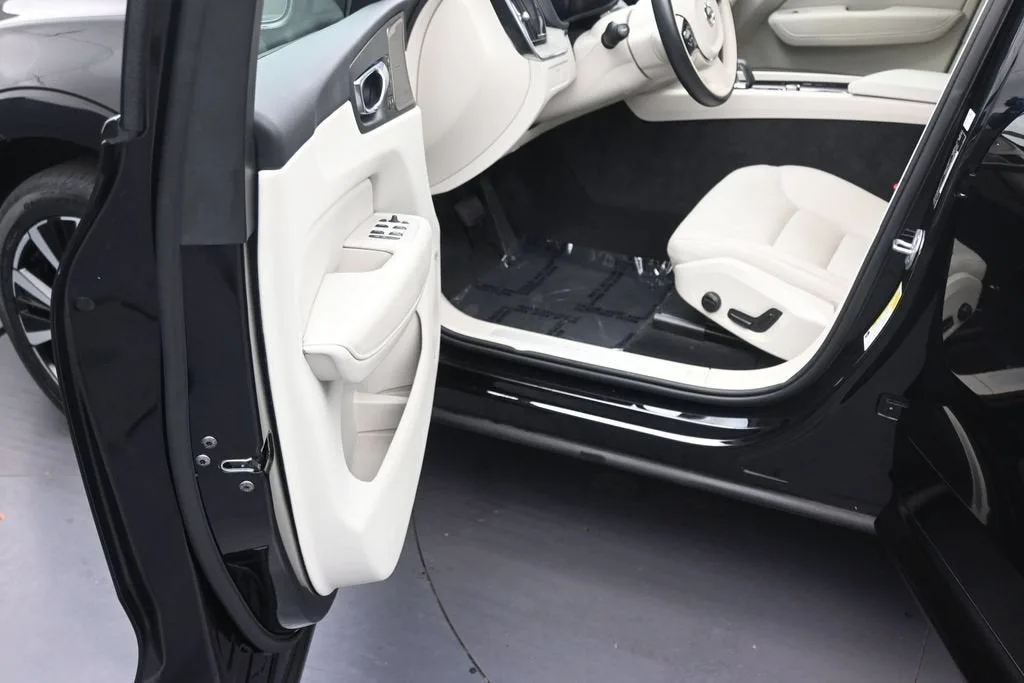 2024 Volvo XC60 B5 Plus Dark Theme photo 11