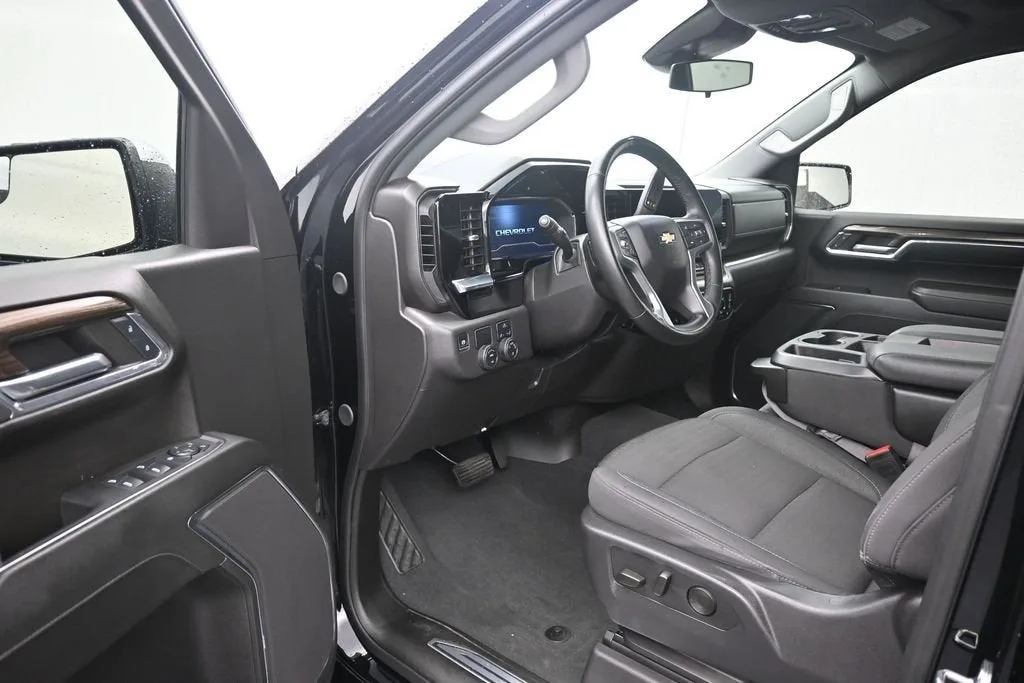 2024 Chevrolet Silverado 1500 LT photo 9