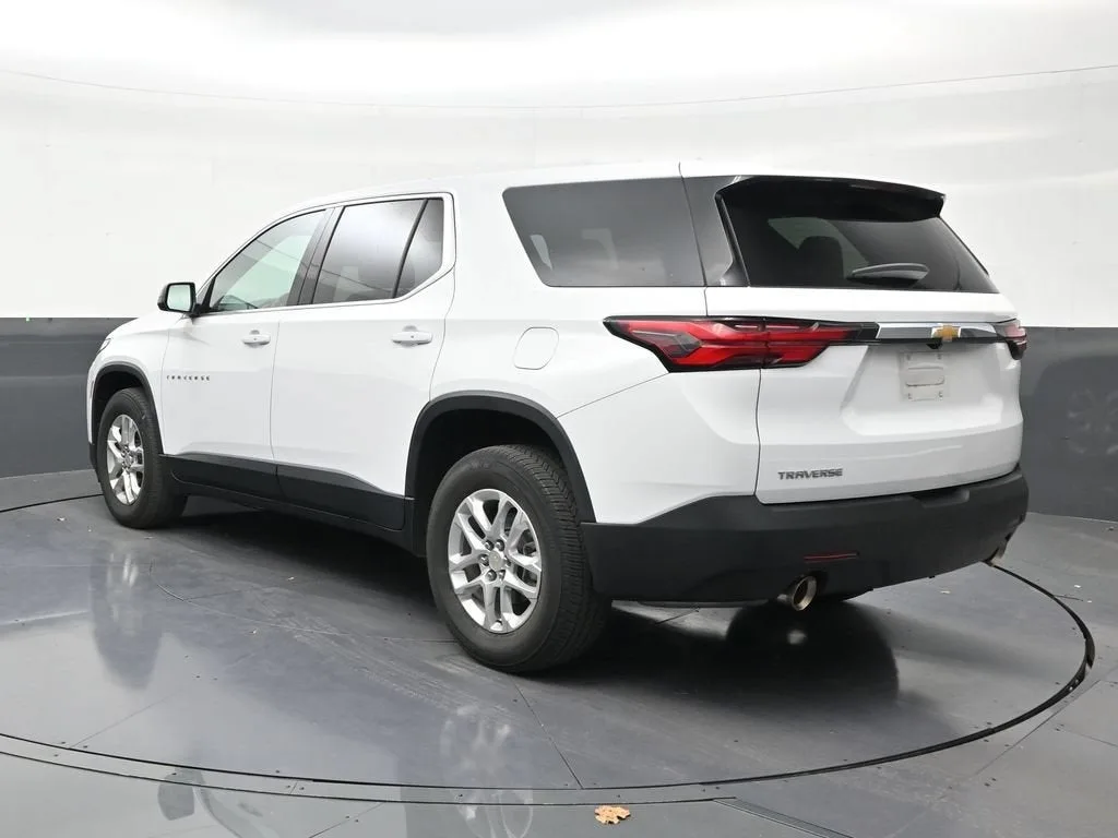 2023 Chevrolet Traverse LS photo 3