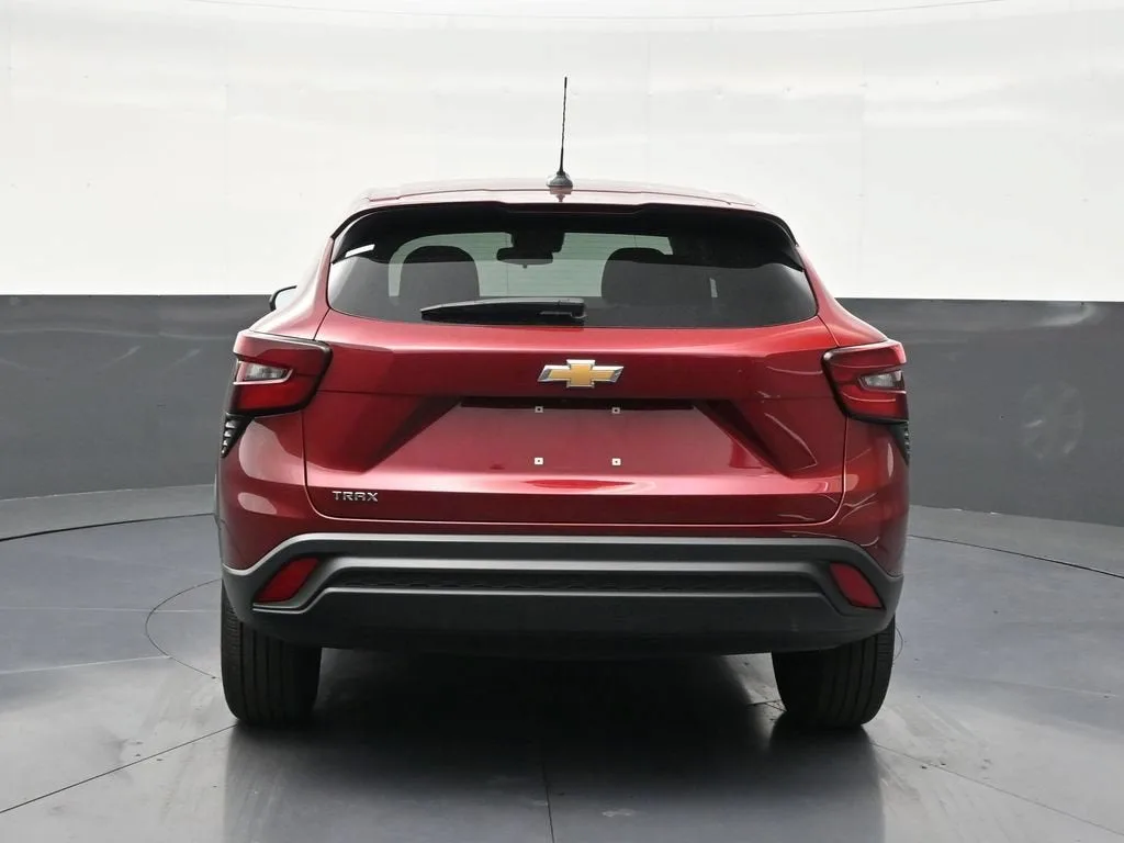 2025 Chevrolet Trax LS photo 4