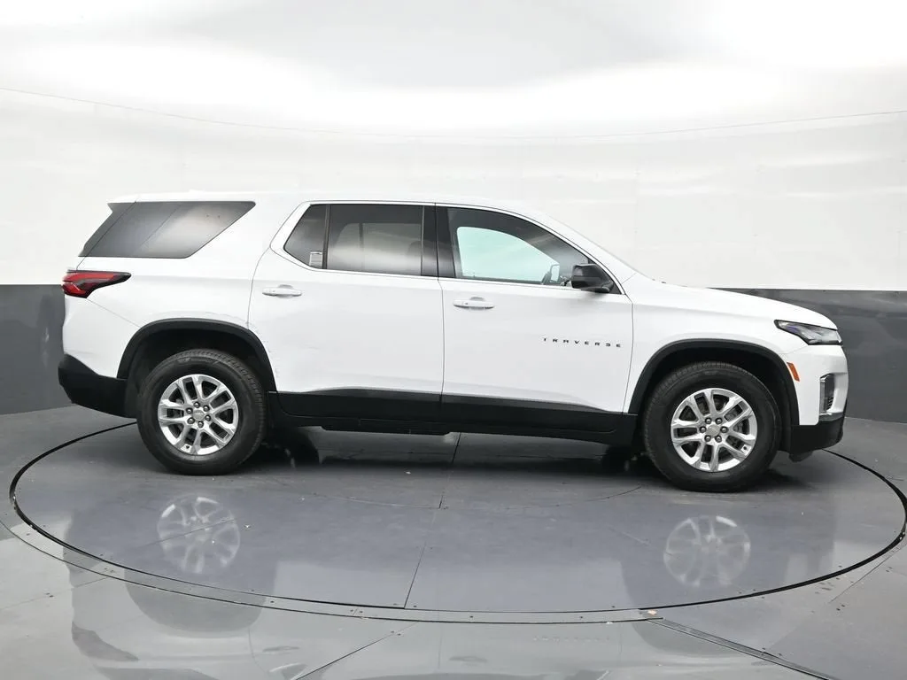 2023 Chevrolet Traverse LS photo 6