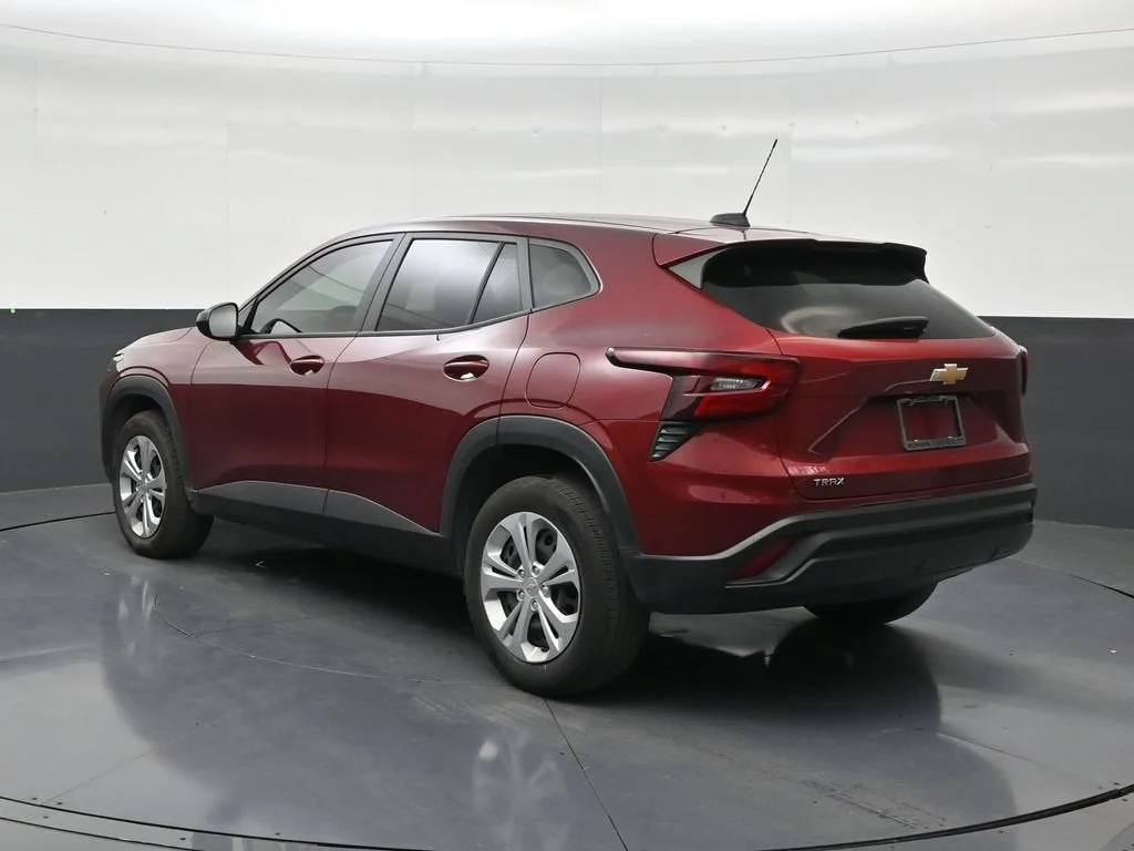 2025 Chevrolet Trax LS photo 3