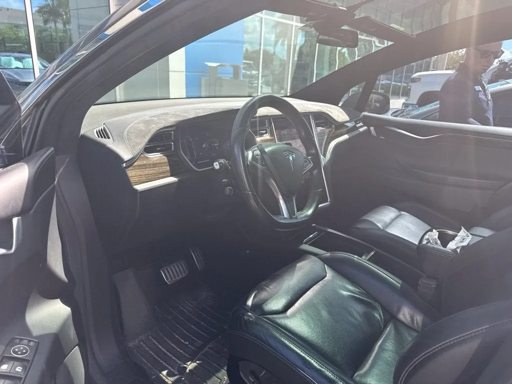 2016 Tesla Model X 90D photo 3