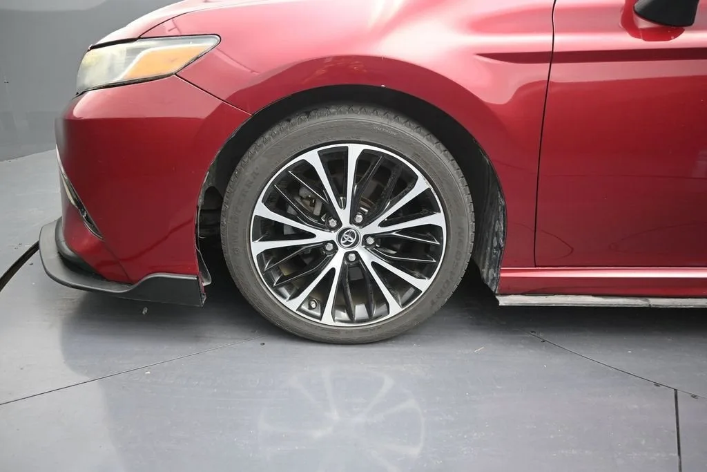 2018 Toyota Camry SE photo 9