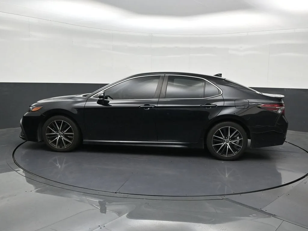 2022 Toyota Camry SE photo 2