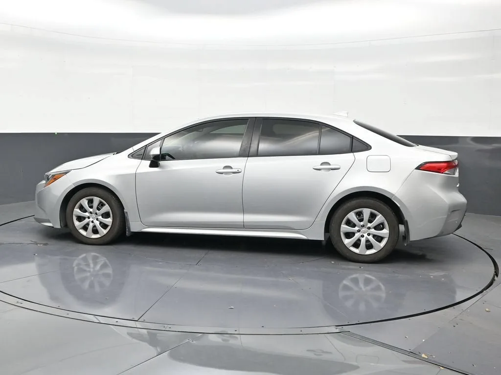 2024 Toyota Corolla LE photo 2