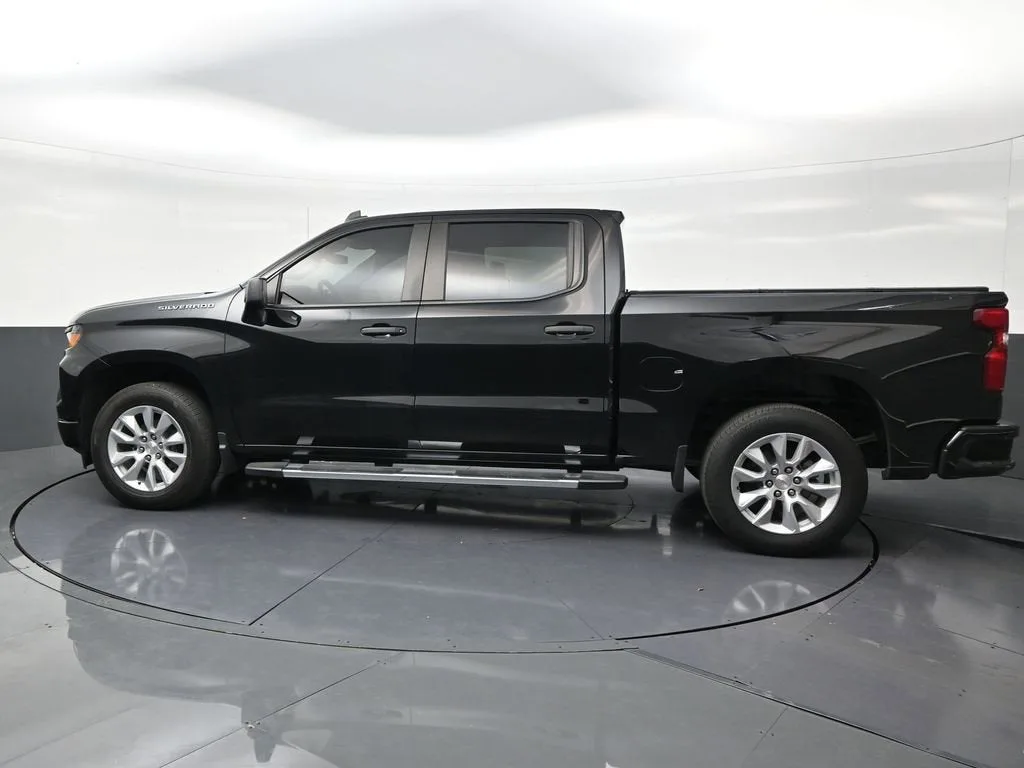 2024 Chevrolet Silverado 1500 Custom photo 2