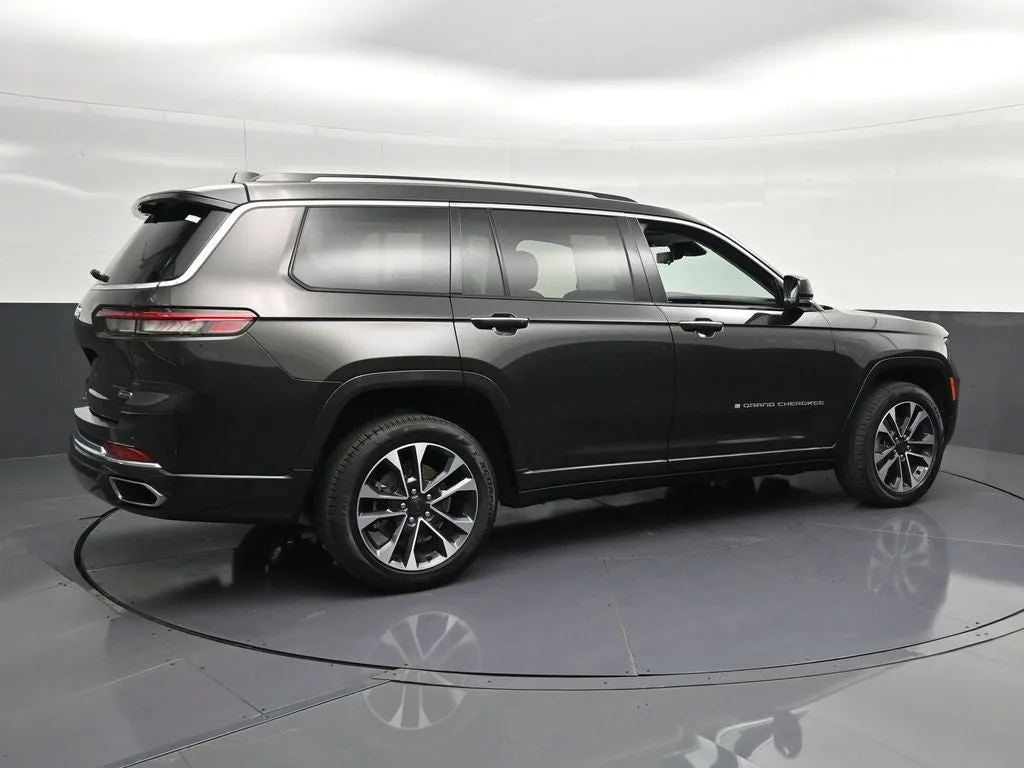 2021 Jeep Grand Cherokee L Overland photo 3