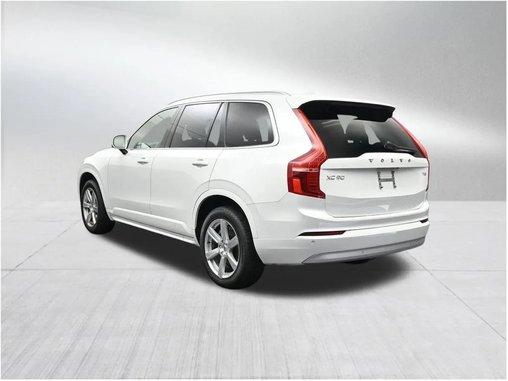 2022 Volvo XC90 T5 Momentum 7 Passenger photo 3