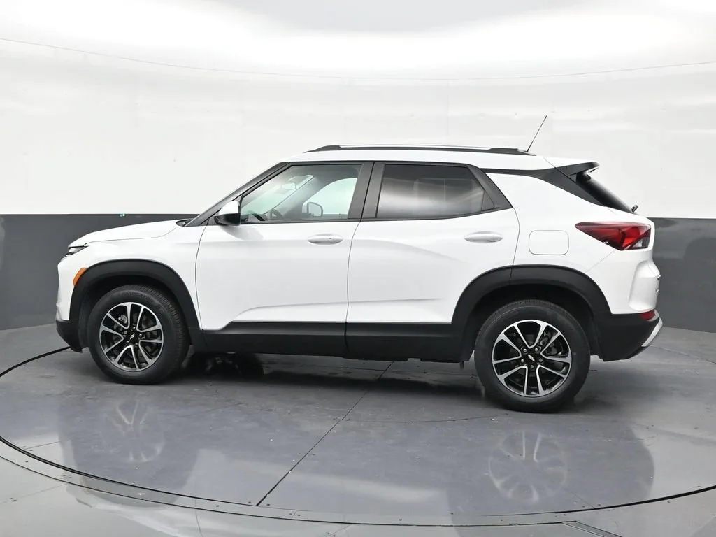 2025 Chevrolet Trailblazer LT photo 2