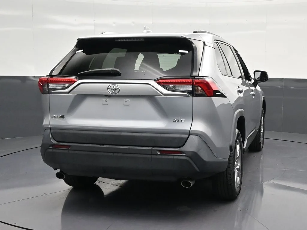 2022 Toyota RAV4 XLE photo 2