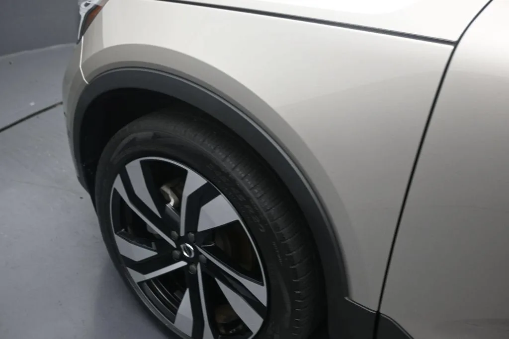 2024 Volvo XC40 B5 Plus Bright Theme photo 10