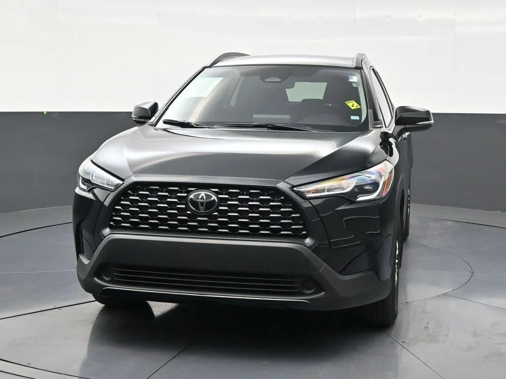 2024 Toyota Corolla Cross LE photo 8