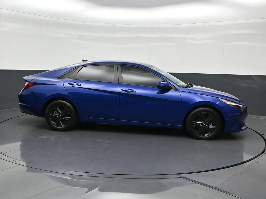 2023 Hyundai Elantra SEL photo 7