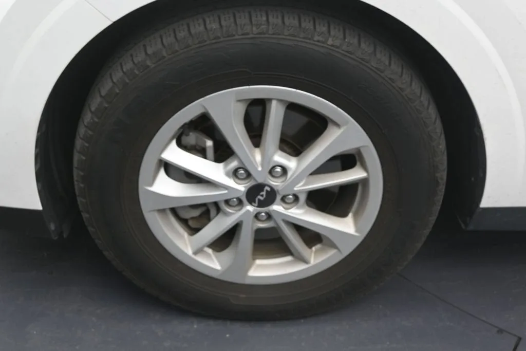 2024 Kia Carnival MPV LX photo 9