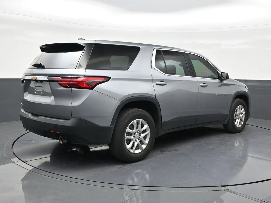 2023 Chevrolet Traverse LS photo 5
