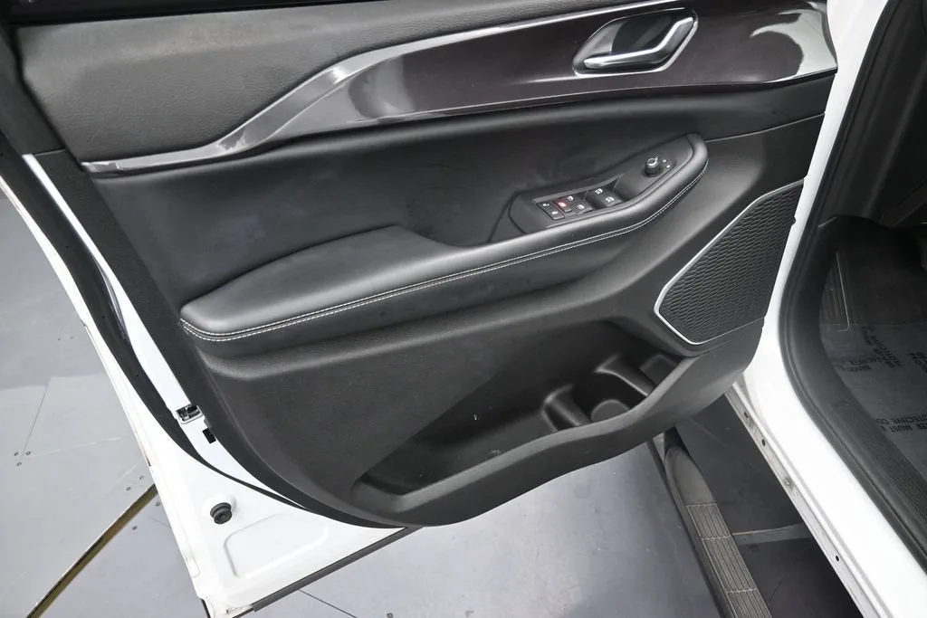 2022 Jeep Grand Cherokee L Laredo 4x2 photo 11