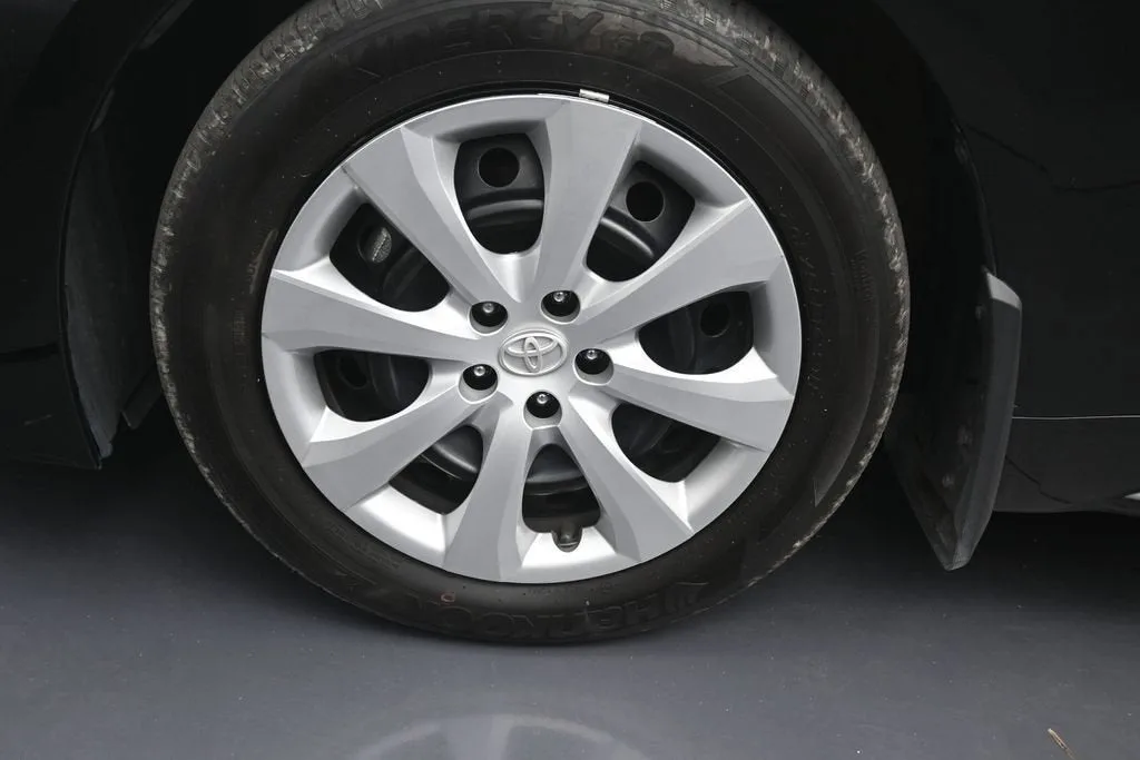 2025 Toyota Corolla LE photo 9
