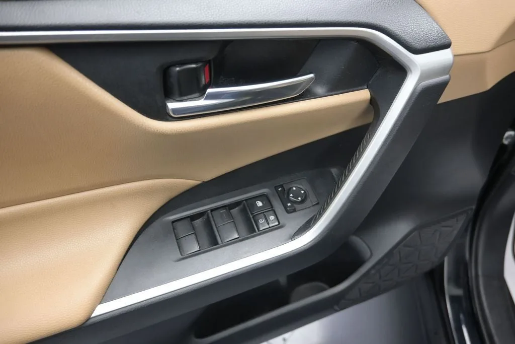 2020 Toyota RAV4 XLE photo 10
