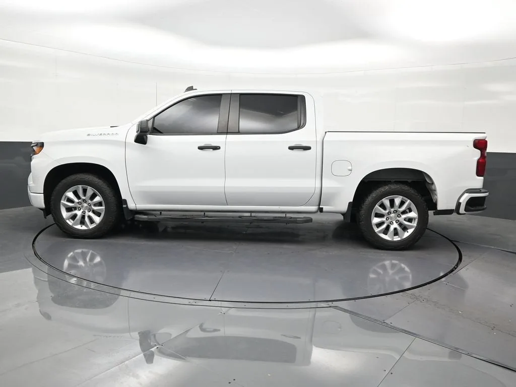 2022 Chevrolet Silverado 1500 Custom photo 2