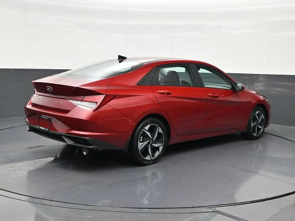 2023 Hyundai Elantra SEL photo 5