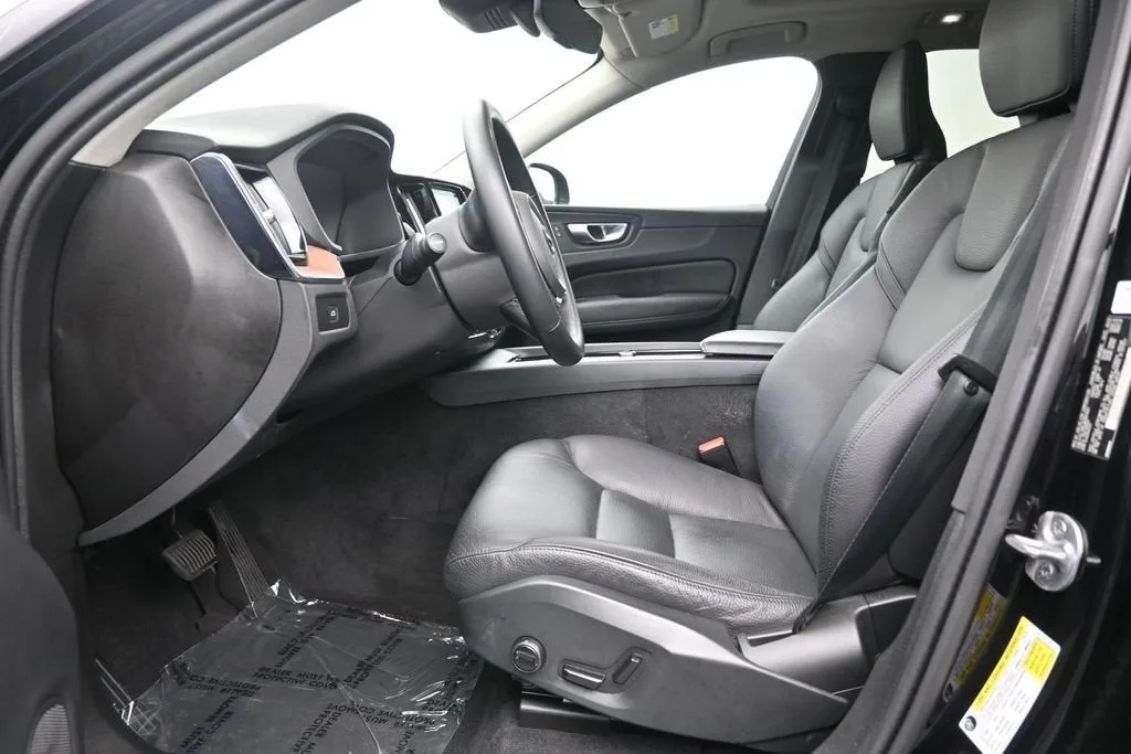 2024 Volvo XC60 B5 Plus Dark Theme photo 11