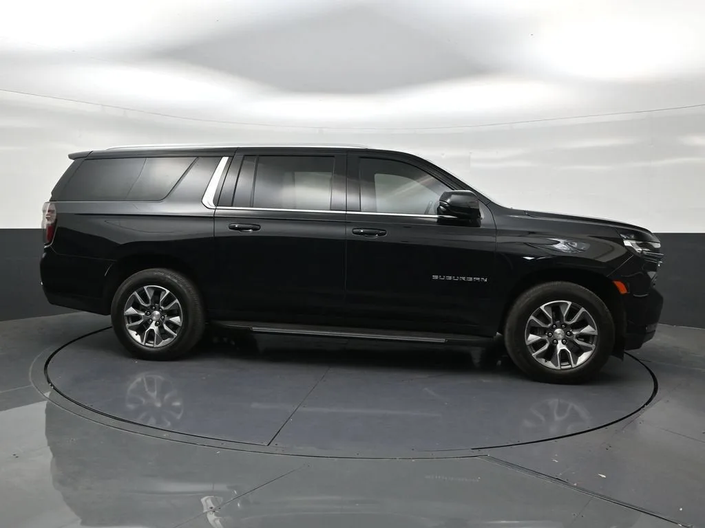 2024 Chevrolet Suburban LT photo 6