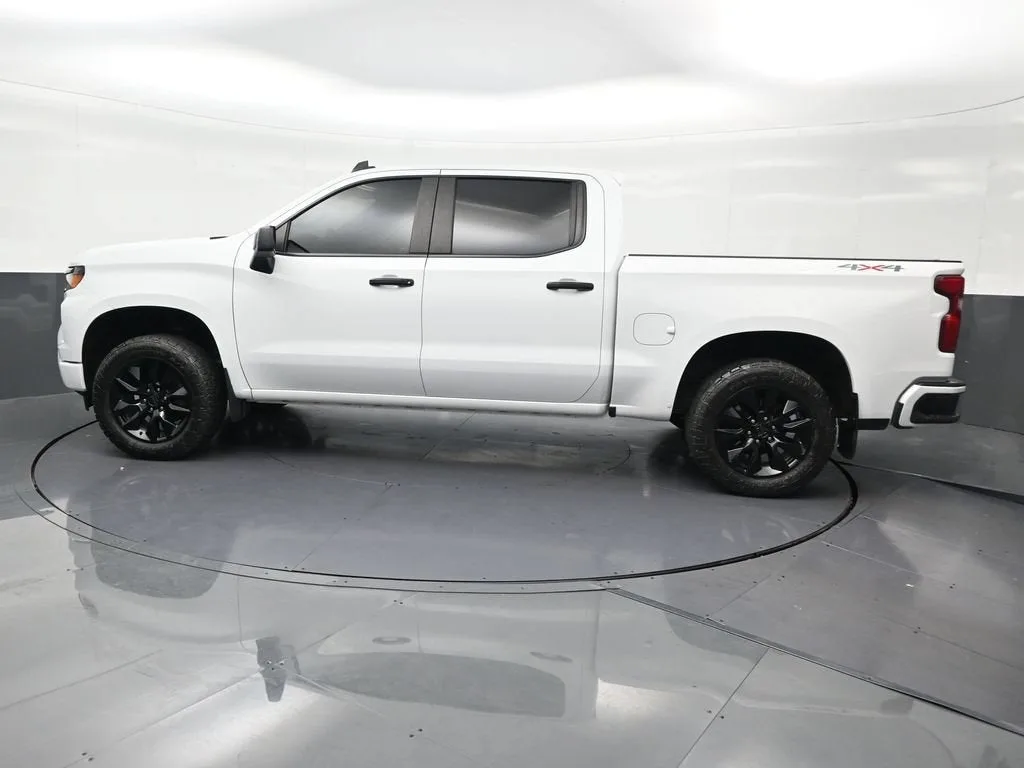 2024 Chevrolet Silverado 1500 Custom photo 2