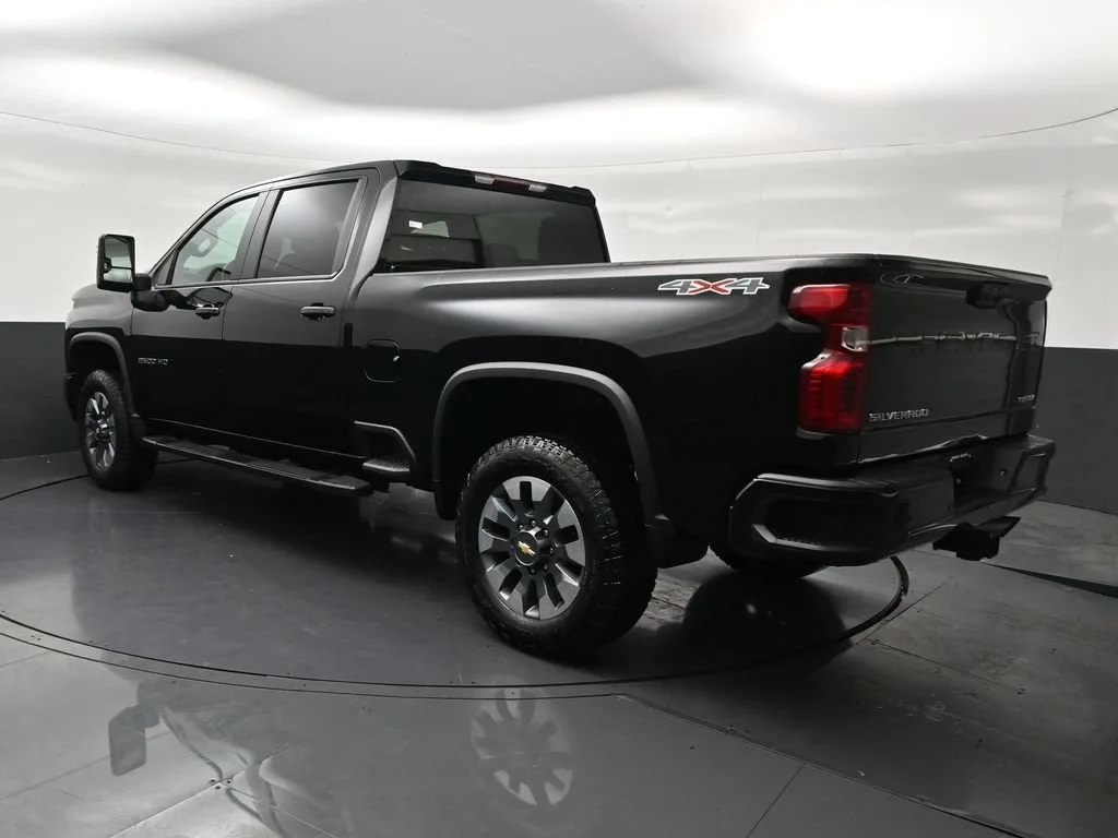 2025 Chevrolet Silverado 2500 HD Custom photo 3
