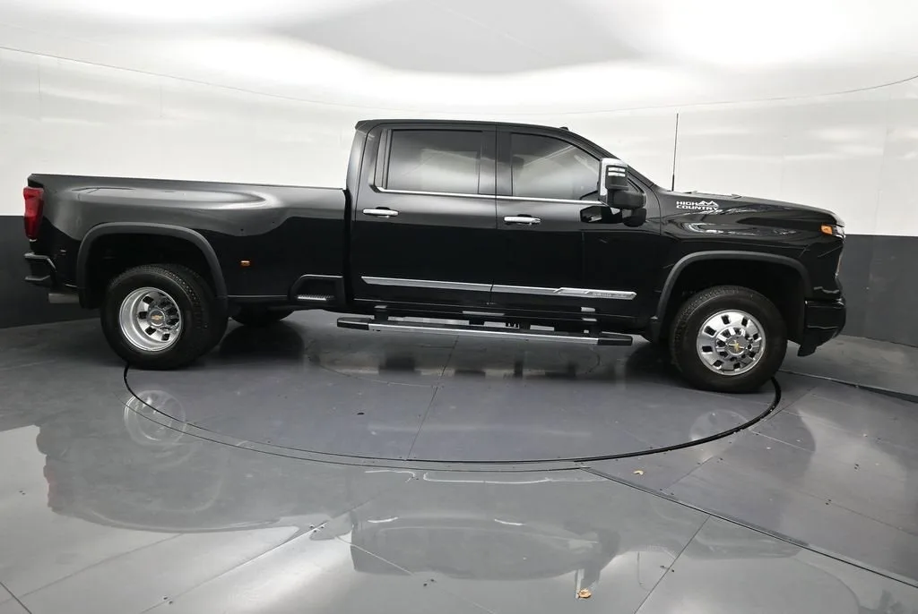 2026 Chevrolet Silverado 3500 HD High Country DRW photo 7