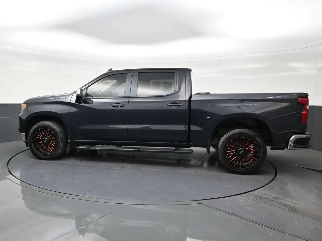 2023 Chevrolet Silverado 1500 LT photo 2