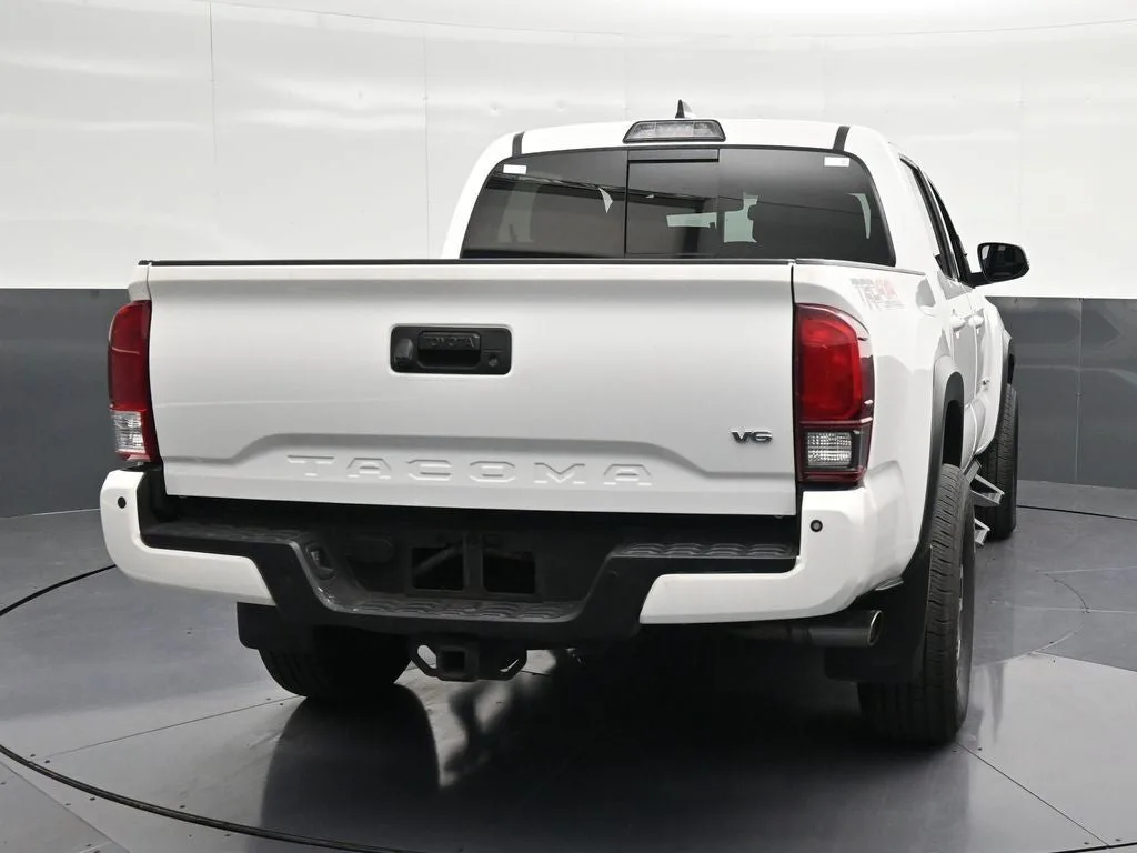 2018 Toyota Tacoma TRD Off-Road V6 photo 2