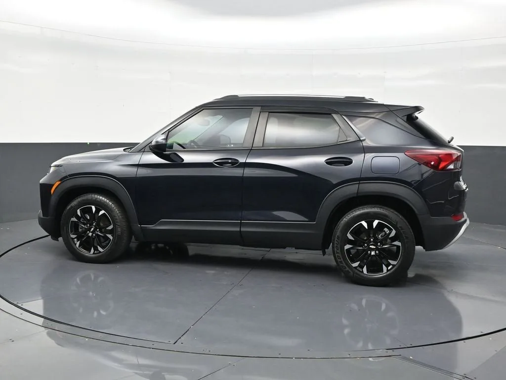 2021 Chevrolet Trailblazer LT photo 2