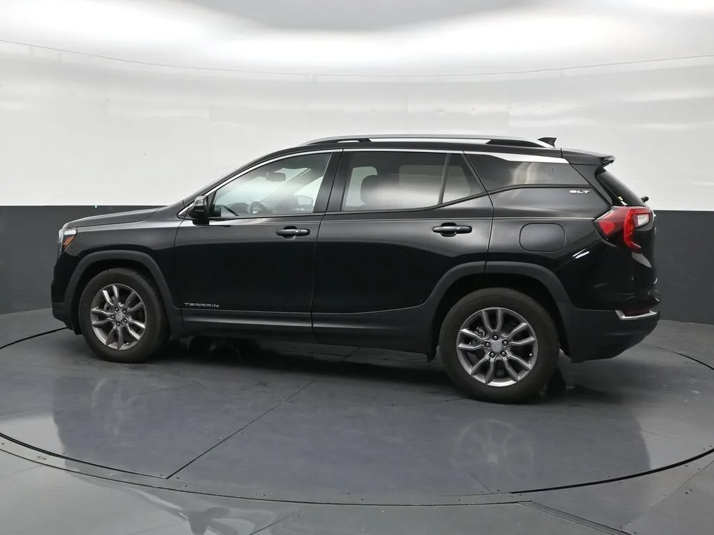 2023 GMC Terrain SLT photo 2