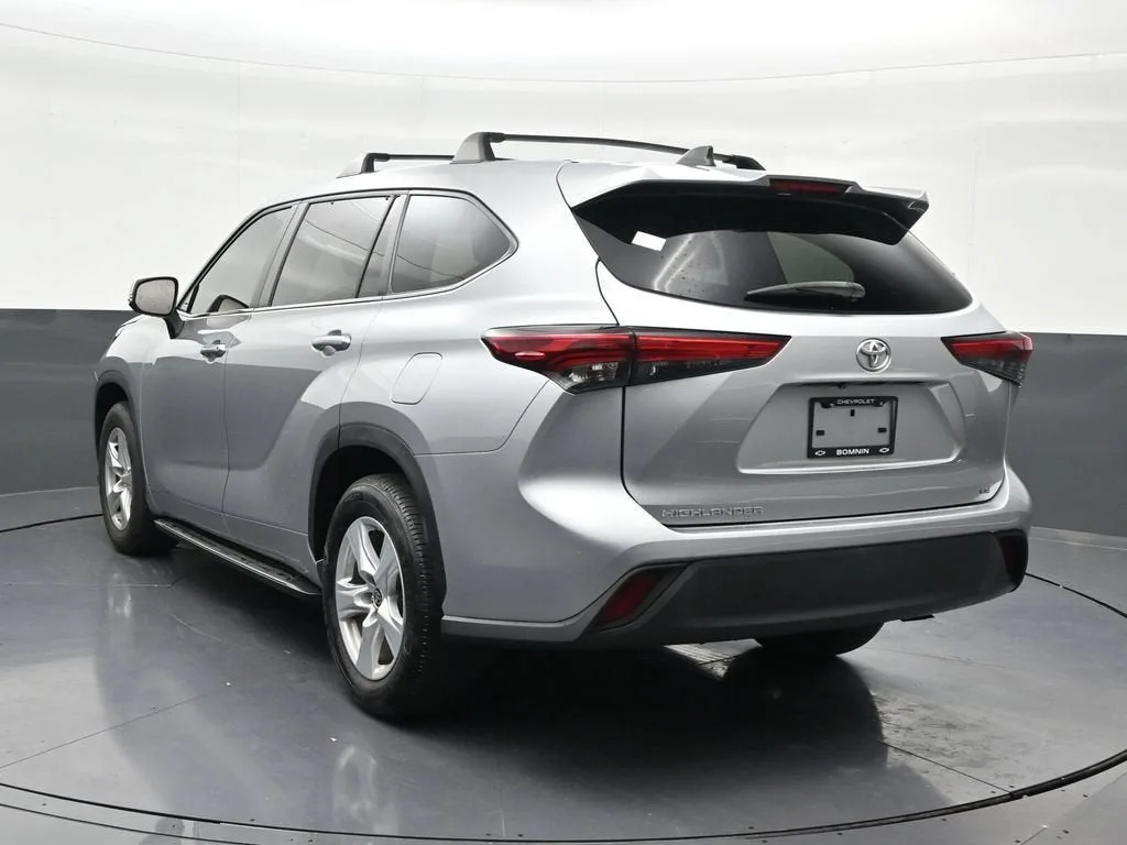 2023 Toyota Highlander L photo 3