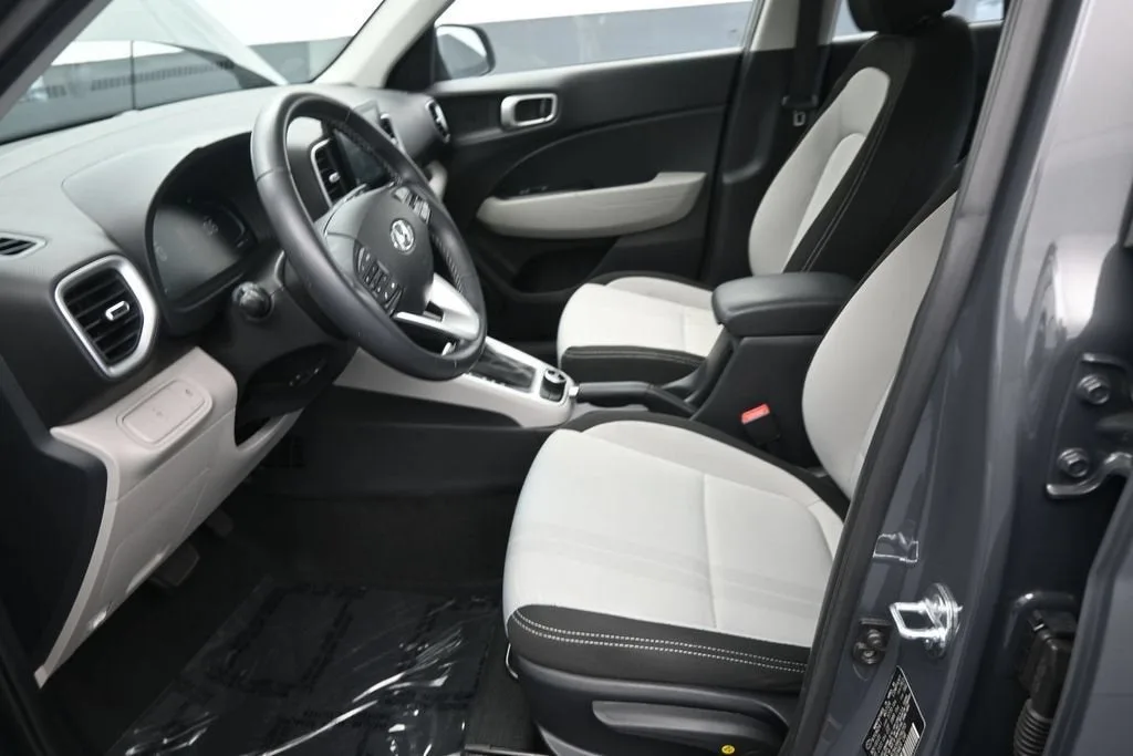 2024 Hyundai Venue SEL photo 11