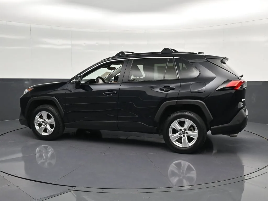 2020 Toyota RAV4 XLE photo 8