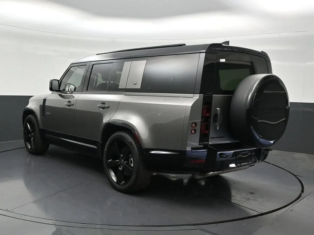 2024 Land Rover Defender X-Dynamic SE photo 3