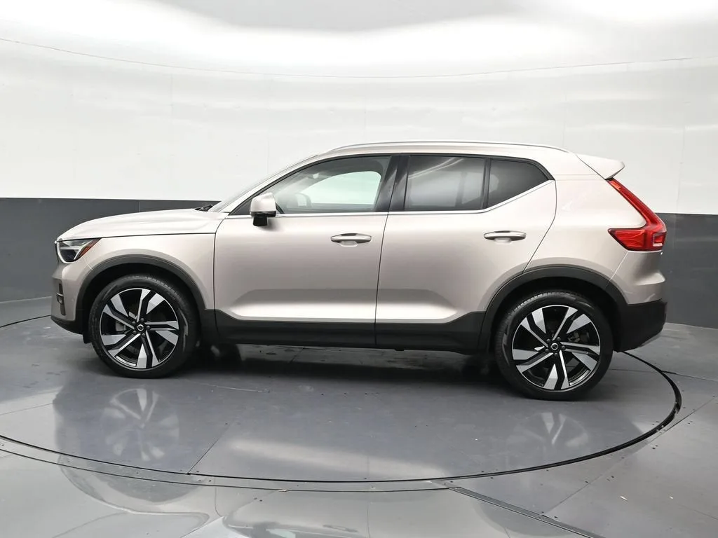 2024 Volvo XC40 B5 Plus Bright Theme photo 2