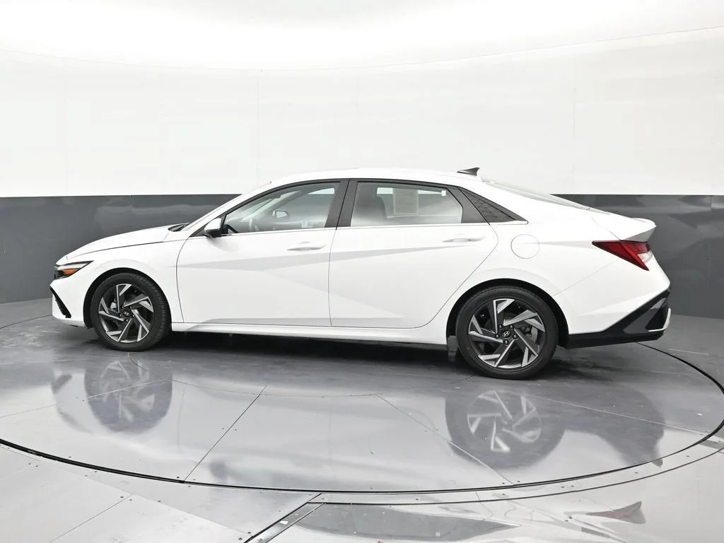 2024 Hyundai Elantra Limited photo 2