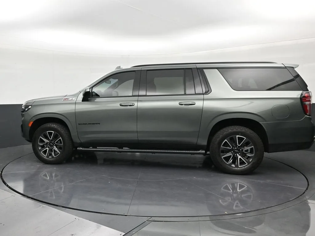 2023 Chevrolet Suburban Z71 photo 3