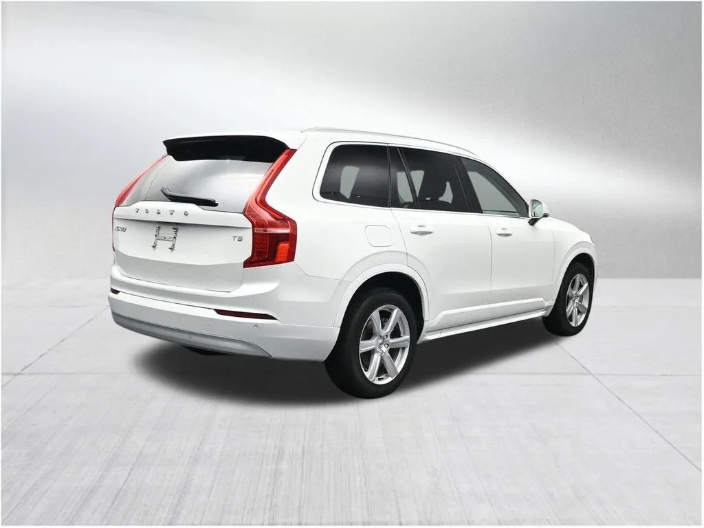 2022 Volvo XC90 T5 Momentum 7 Passenger photo 5