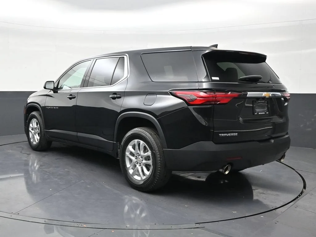 2022 Chevrolet Traverse LS photo 3