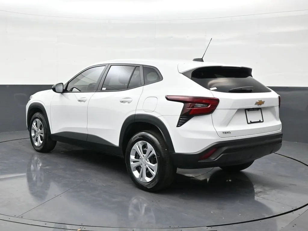 2025 Chevrolet Trax LS photo 3