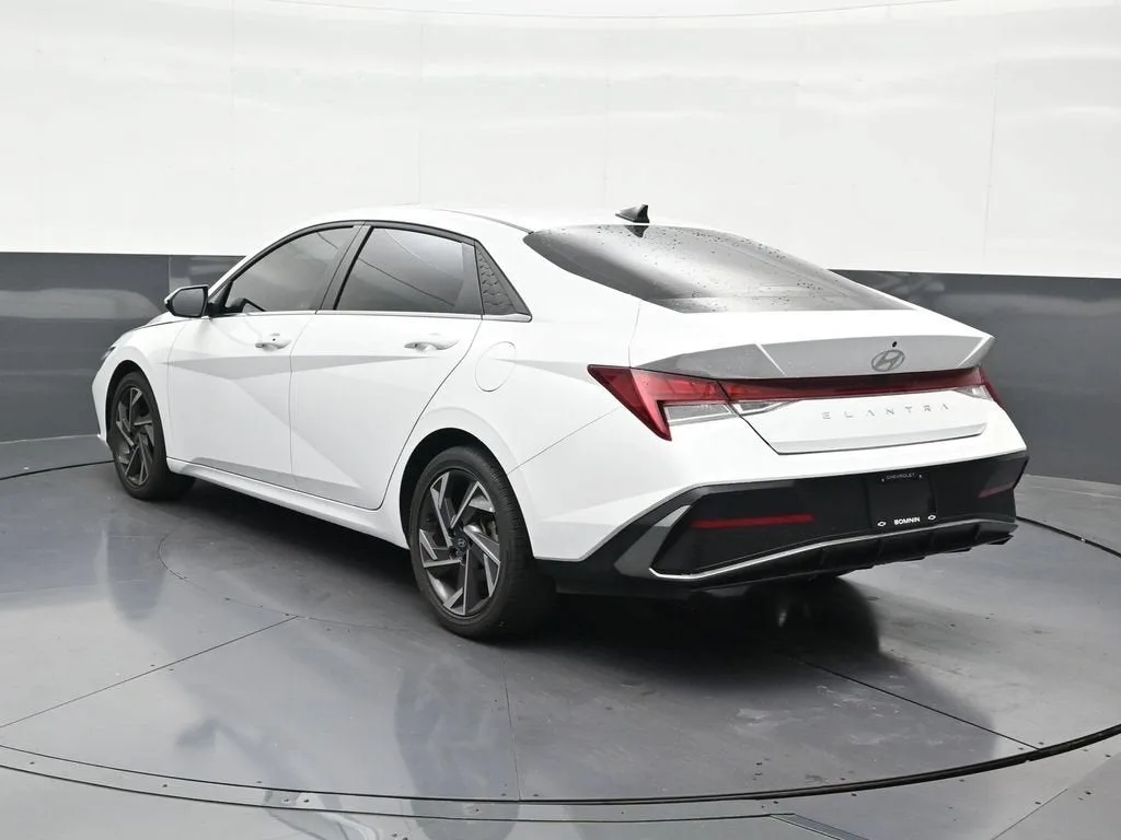 2025 Hyundai Elantra SEL Convenience photo 3