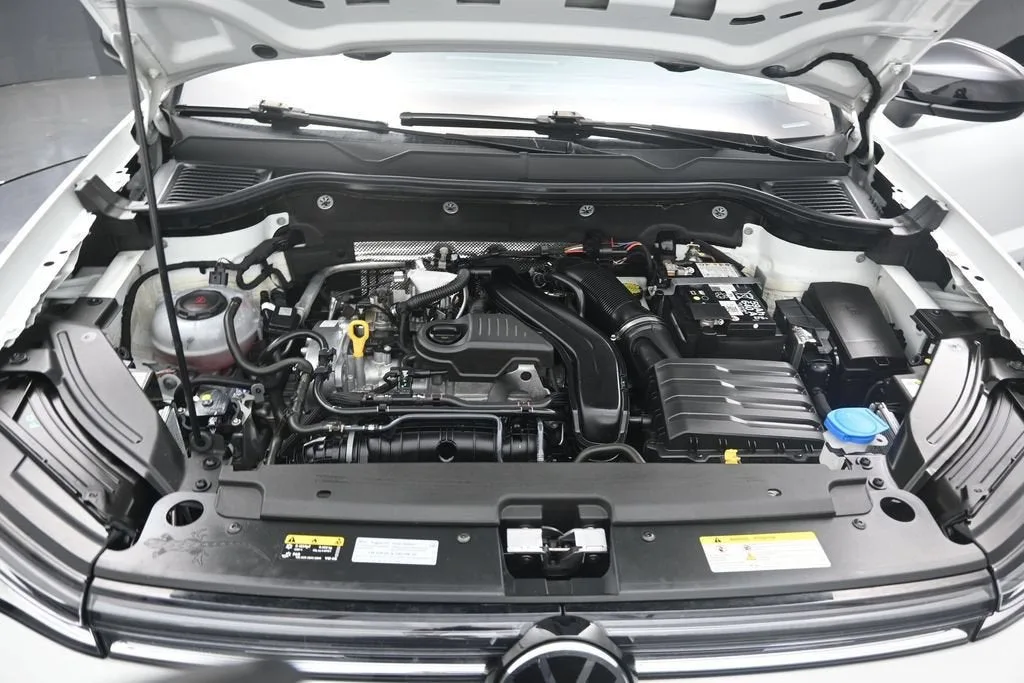 2025 Volkswagen Taos 1.5T SE Black photo 11