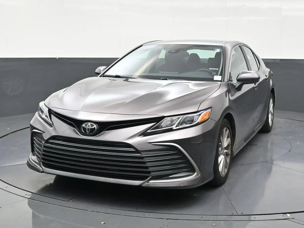 2022 Toyota Camry LE photo 8