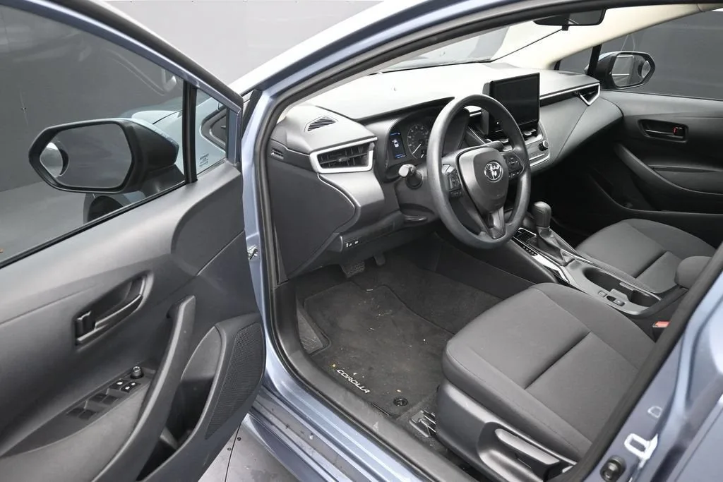 2025 Toyota Corolla LE photo 10