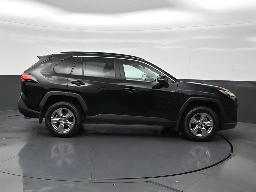 2025 Toyota RAV4 XLE photo 7
