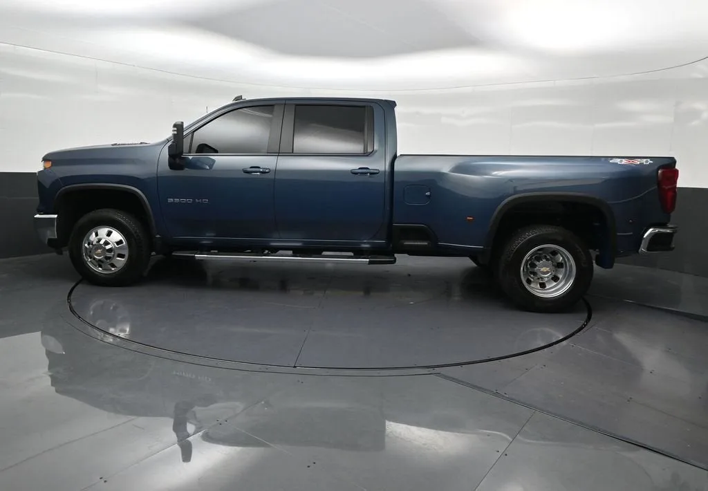 2026 Chevrolet Silverado 3500 HD LT DRW photo 2